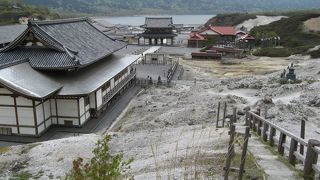 境内には温泉や宿坊もあります