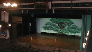 日本人の農閑期の楽しみをこの小さな劇場で感じました。