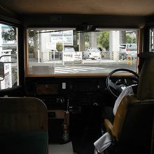 公務員の運転士さんがガイドしながら運転していましたが・・・。