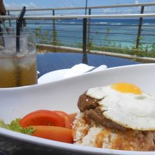 ロコモコ丼　$14 青い空の下、最高！