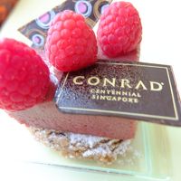 ホテルのショップでケーキを売っているので部屋に持っていけます