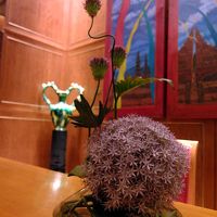 オリエンタルなイメージの花の生け方でした。