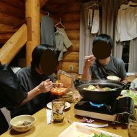 コンロも鍋も炊飯器も、食器もグラスも、食器棚の中にありました