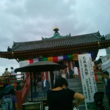 お参りをしている方はわりと多かったです。