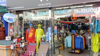 一流ブランドから安物まで登山用品通り