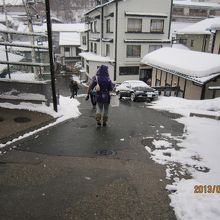 宿から繁華街に向かう道（下り）。滑りそうで怖い。