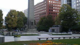 噴水にもなっているオベリスク風の石碑