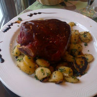 アルザス地方の料理だとか。豚肉の塊。美味しかった〜