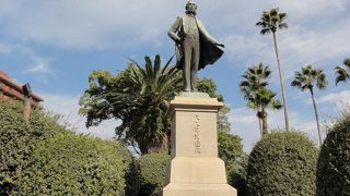 高見橋近くにあり。