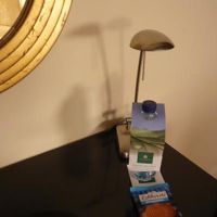 ベッドサイドに水とストロープワッフル