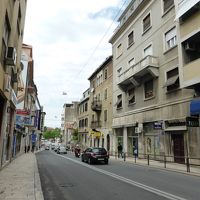 道路の右手にホステルの看板