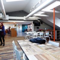 レストランと奥がフロント　天窓から明るい光が