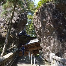 本殿への、最後の急な階段