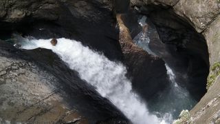 絶壁内部の岩盤を穿って出来た滝