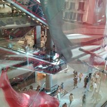 エントランスの「親子の赤いクジラ」