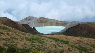なんともいえない色の湖です