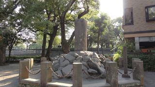 存在感ある碑でした。