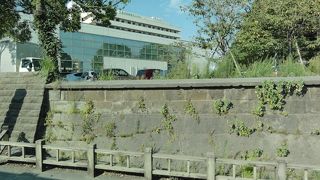 弾痕が無数の石垣