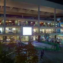 中央には広場もあります