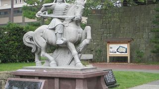 内堀の水面に映る景色が綺麗です。