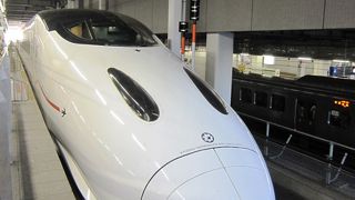 先進的な外観と和風の内装