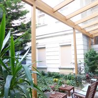 静かな中庭に面して