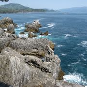 巨岩や断崖が連なるダイナミックな海岸美