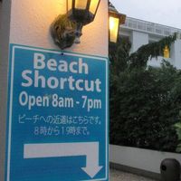 プール奥手にあるバトンビーチへの近道の案内