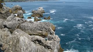 巨岩や断崖が連なるダイナミックな海岸美