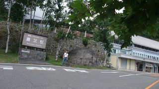 黒部ダム新展望広場から見る放水は、大迫力です