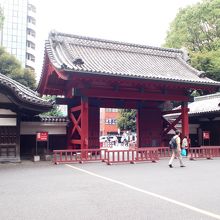 キャンパス側から見た赤門