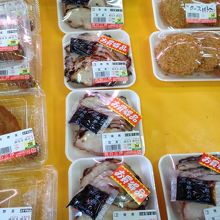 焼豚はいくつか種類があるみたい。僕はバラ肉を買ったのだ。