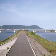 旧高千穂鉄道沿いに流れる川