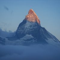 ホテルから少し登ったところで朝日に染まるマッターホルンを堪能