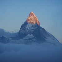 朝日に染まるマッターホルン。この時ホテルはすでに霧に包まれる