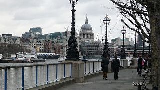 内部も良いが、テムズ川越しの景観も良い