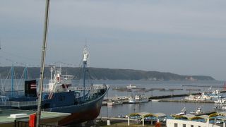 本物の捕鯨船があります