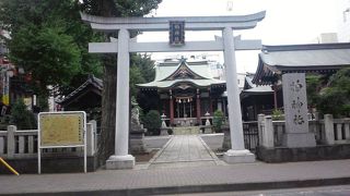 繁華街にあります