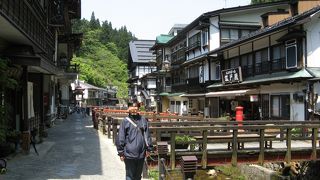 レトロな旅館街の風景を楽しみながら浸かれます