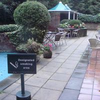 喫煙者は裏庭で。