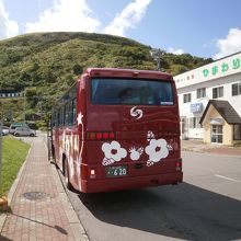 バスです。無料です。