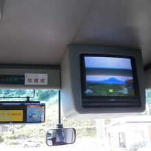 バス車内では映画についての簡単な説明のビデオが放映されます。