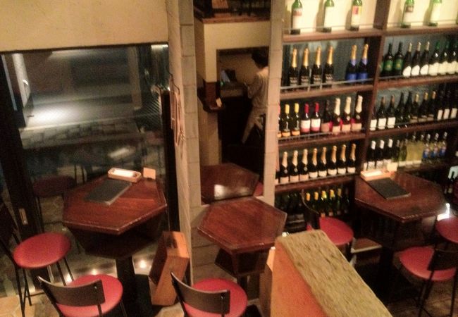 アクセス良好なワインバー