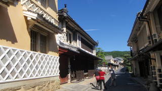 白壁と古い建物に風情を感じます