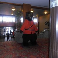 ロビーでは大きなクマがお出迎え〜