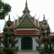 門が閉じられていた