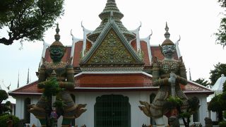 ワットアルンで一番大きい建物