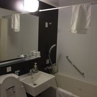 床の傾斜を感じるバスルーム