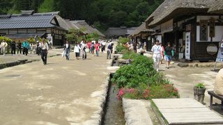 人工的に作られたようなセットの様な感じ