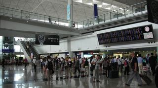 あの危険な空港が新しくで奇麗な空港になったんですね。